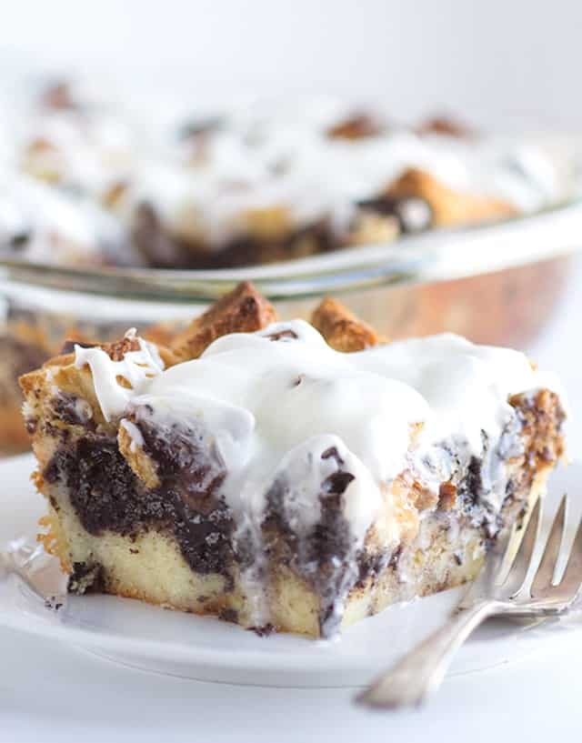 Cookies and Cream Bread Pudding - This makes the perfect dessert or breakfast. The cookies are soft and there's a delicious butter vanilla glaze slathered on top!