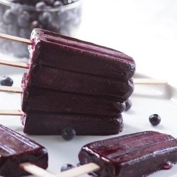 Blueberry Ice Pops - refreshing blueberry ice pops with a hint of vanilla!