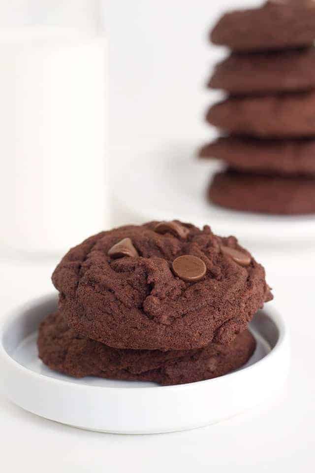 Double Chocolate Chip Pudding Cookies - tender chocolate chocolate pudding cookies are loaded with chocolate pudding and chocolate chips. They're so soft too! Talk about highly addictive! Chocolate Chocolate Chip Pudding Cookies - tender cookies loaded with chocolate pudding and chocolate chips. Talk about highly addictive!