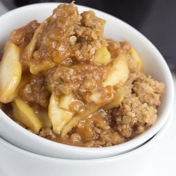 Slow Cooker Apple Peanut Butter Crisp - an easy Fall dessert done in the slow cooker! The apples are coated in a sweet peanut butter filling and topped with the perfect peanut butter crumble.