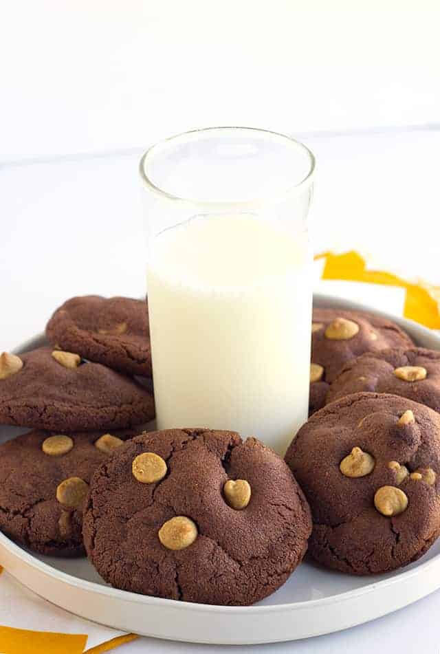 Peanut Butter Chocolate Pudding Cookies - peanut butter chocolate pudding cookies studded with peanut butter chips and stuffed with milk chocolate! These cookies can't get any better especially if you're a chocolate peanut butter lover!