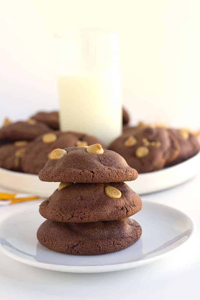 Peanut Butter Chocolate Pudding Cookies - peanut butter chocolate pudding cookies studded with peanut butter chips and stuffed with milk chocolate! These cookies can't get any better especially if you're a chocolate peanut butter lover!