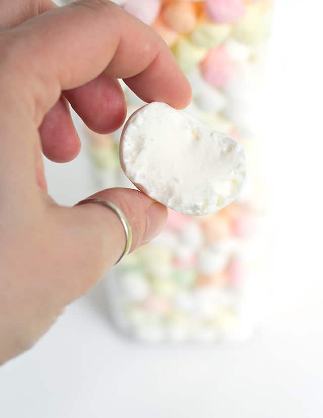 Dehydrated Marshmallows - Learn how to make dehydrated marshmallows today! They make a great snack to pop in your mouth, baking with, or to top hot cocoa with. Don't forget to sprinkle the dehydrate marshmallows on your cereal for an extra sweet crunch too. #cookiedoughandovenmitt #dehydrator #snacks #snackideas #marshmallow