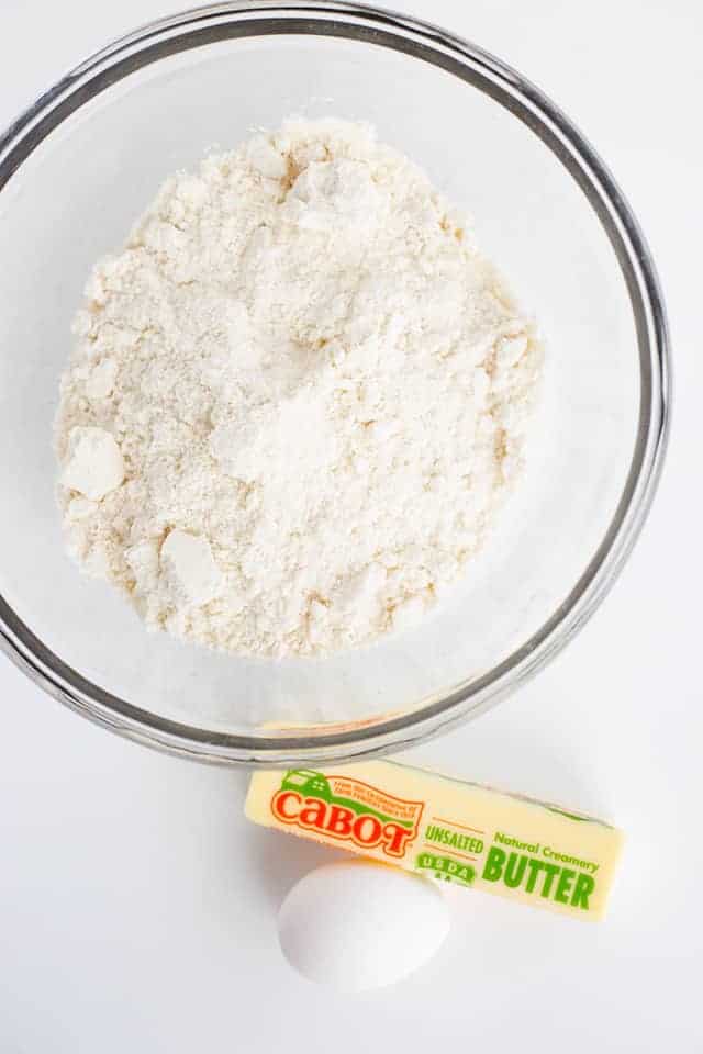 Sugar Cookie Cheesecake - This sugar cookie cheesecake is the perfect Christmas dessert. It has a sugar cookie crust, a cheesecake filled with sugar cookie mix and a sugar cookie coffee creamer, and a whipped cream frosting made with pudding. #sugarcookie #cheesecake #christmas #christmasdessert #sugarcookies #whippedcream #frosting