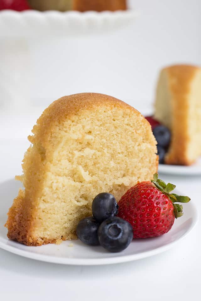 Vanilla Pound Cake Recipe - This buttery, vanilla pound cake recipe is perfect by itself or topped with fresh fruit. It's the perfect dense cake without being dry. Bake it up in your favorite bundt pan for a show-stopping dessert. #cake #vanilla #poundcake #dessertrecipe #cookiedoughandovenmitt