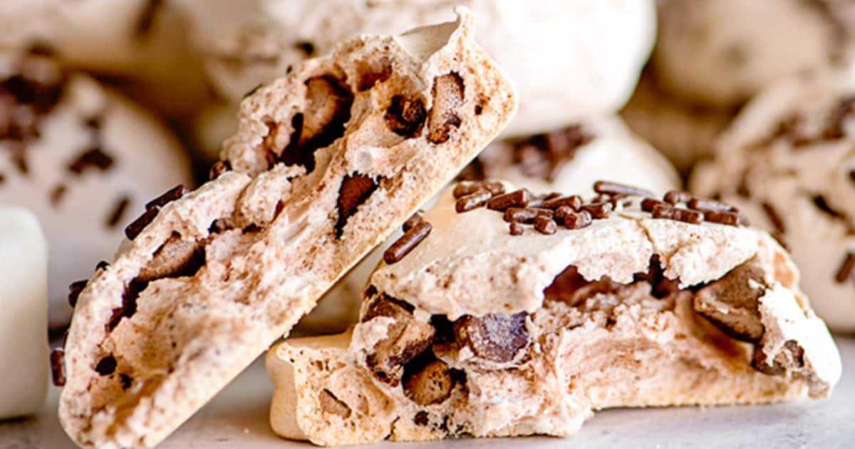 These Mini Meringues Are the Perfect Hot Chocolate Topper