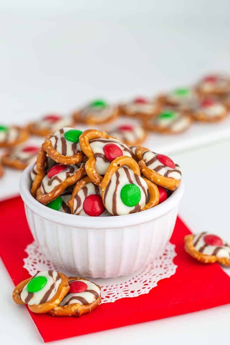 Pretzel M&M Hugs {Christmas Style} - Cooking Classy