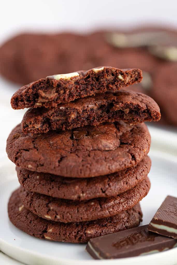 stack of cookies with the two cookie broken in half and showing the inside