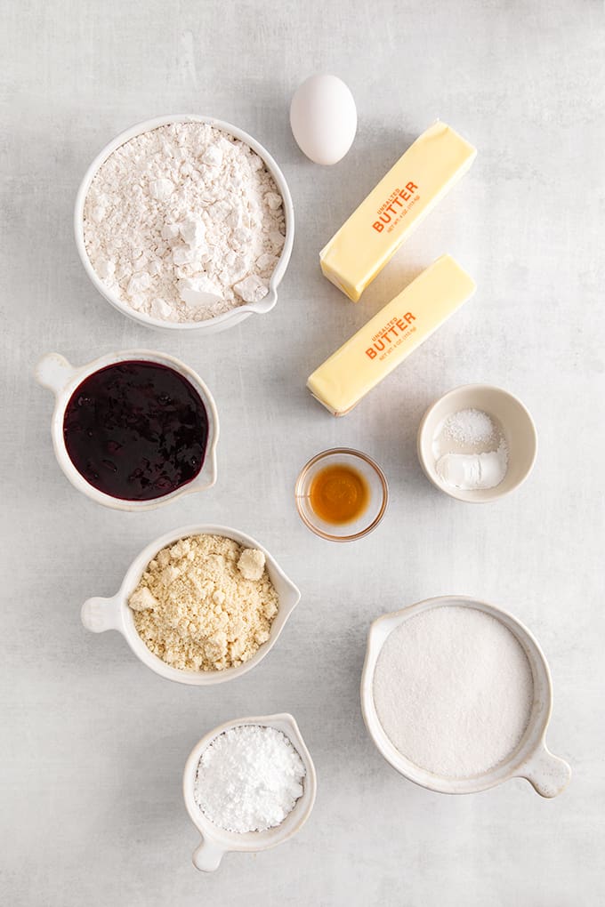 Ingredients: Flour, butter, sugar, egg, almond flour, vanilla, baking powder, powdered sugar and jam.