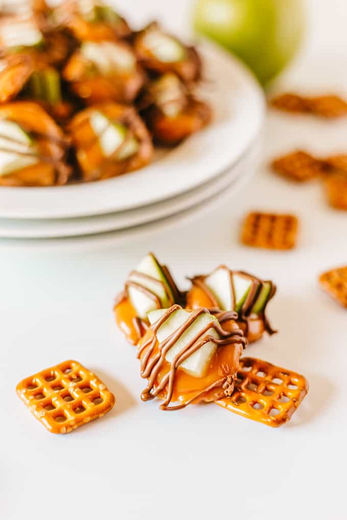 A plate with caramel apple bites on it.