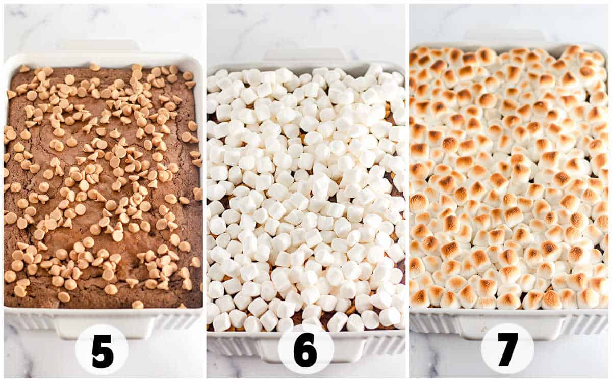 Trois images côte à côte montrent des brownies s'mores de beurre d'arachide dans un plat de cuisson: des chips au beurre d'arachide (5), puis garnir de mini marsholo (6), et enfin de toast Marshmallo (7).